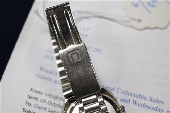 A gentlemans stainless steel Omega automatic wrist watch with day/date aperture.